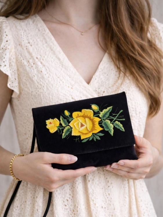 Torebka-kopertowka-haftowana-na-ramie-aksamit-ze-wzorem-lowickim