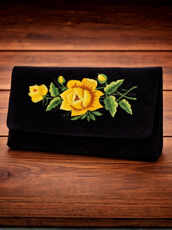 Torebka-kopertowka-haftowana-na-ramie-aksamit-ze-wzorem-lowickim