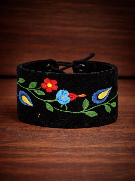 Bransoletka-haftowana-kwiaty-folk-Kaszuby-rekodzielo.jpg
