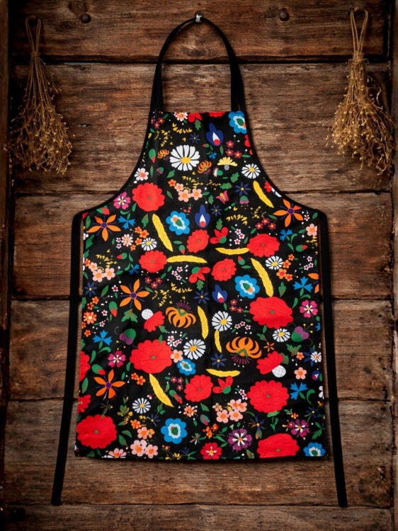 Fartuszek_kuchenny_z_motywem_kwiatów_kociewskich_czarny