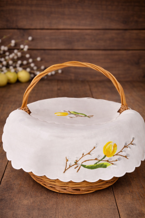 Serwetka haftowana do koszyczka wielkanocnego – bazie i żółty kwiat.jpg