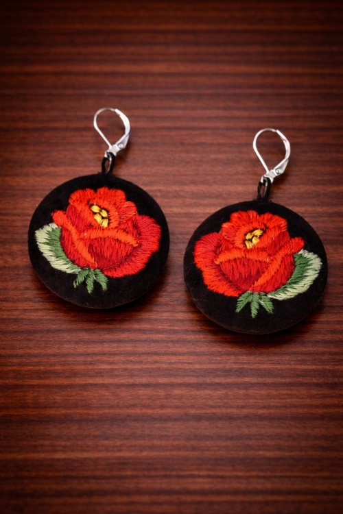 kolczyki_haftowane_lowickie_czerwona_roza_na_czarnym_tle