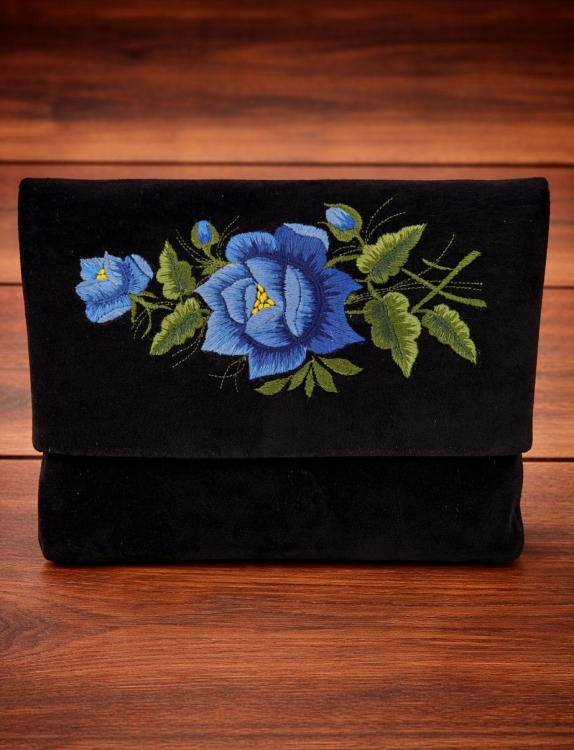 Torebka-kopertowka-haftowana-na-ramie-aksamit-ze-wzorem-lowickim-niebieska-roza.jpg