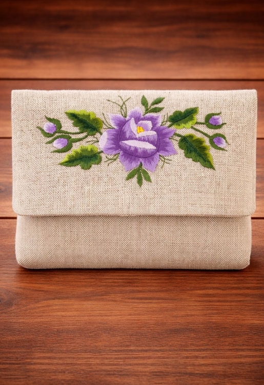 Torebka_kopertowka_haftowana_na_ramie_len_ze_wzorem_lowickim_roza_fioletowa.jpg
