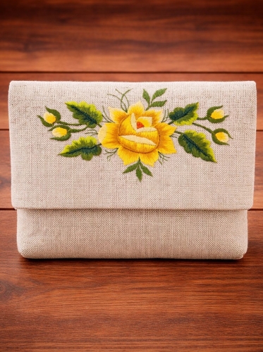 Torebka_kopertowka_haftowana_na_ramie_len_ze_wzorem_lowickim_roza_zolta.jpg