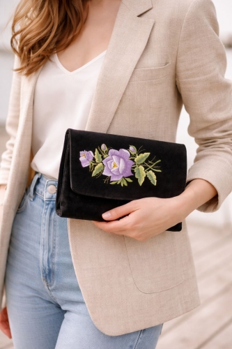 torebka-kopertowka-haftowana-ramie-aksamit-ze-wzorem-lowickim-fioletowa-roza-folk.jpg