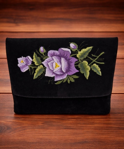 torebka-kopertowka-haftowana-ramie-aksamit-ze-wzorem-lowickim-fioletowa-roza.jpg