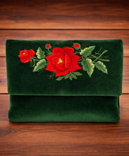 Torebka-kopertowka-haftowana-na-ramie-aksamit-ze-wzorem-lowickim-zielony-asamit-roza'.jpg