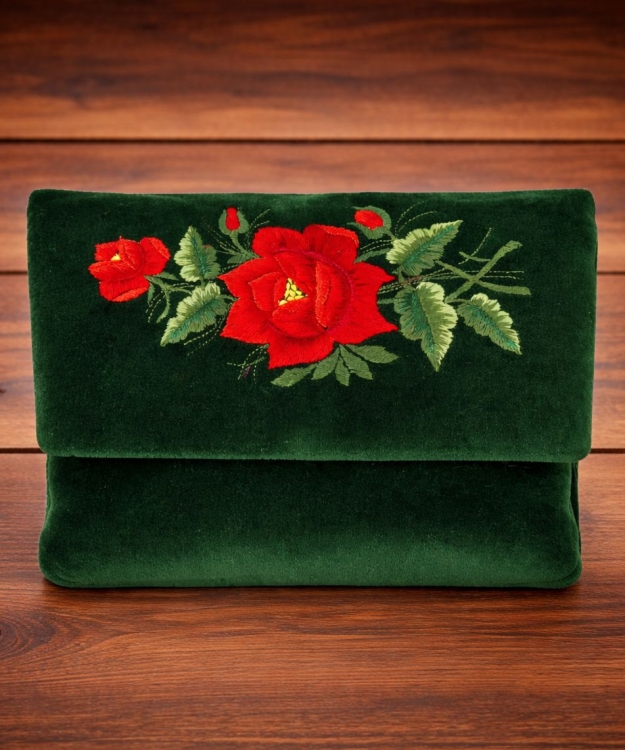 Torebka-kopertowka-haftowana-na-ramie-aksamit-ze-wzorem-lowickim-zielony-asamit-roza'.jpg