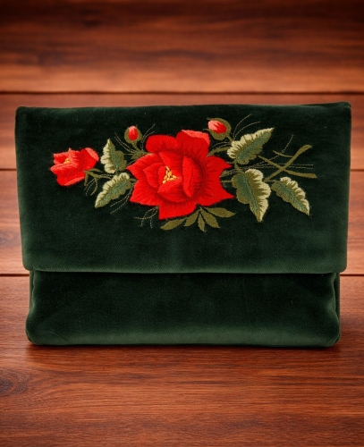 Torebka-kopertowka-haftowana-na-ramie-aksamit-ze-wzorem-lowickim-zielony-asamit-folk.jpg