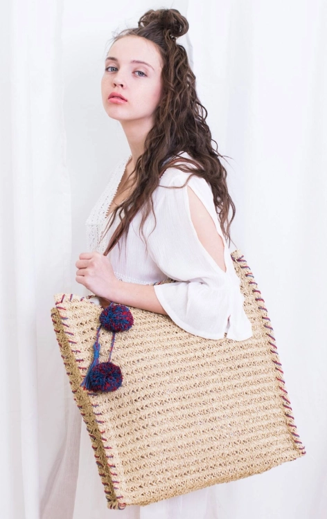 handmade-torebka-plazowa-z-pomponami