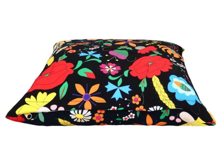 Poduszka dekoracyjna z kolorowym haftem kociewskim – folklor w eleganckim wydaniu, wyprodukowana w Polsce