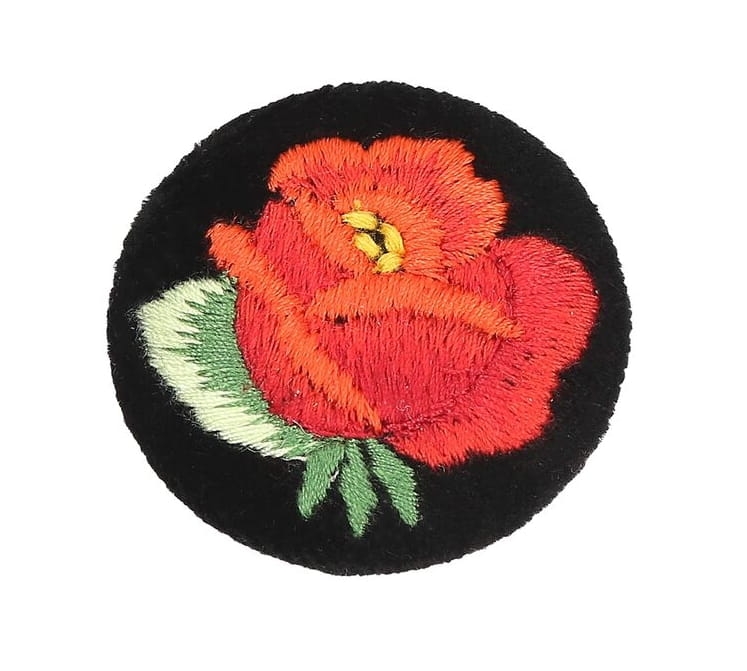 Przypinka-z-haftem-lowickim-z-czerwona-roza-na-czarnym-tle-broszka