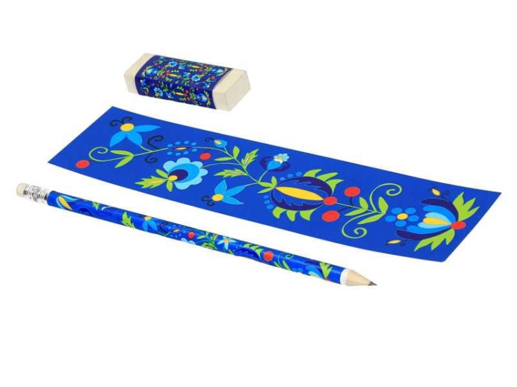Zestaw biurowy folkowy: kolorowa zakładka 21×5 cm, gumka 5,5×2×1 cm i ołówek HB 19 cm, wszystkie z nadrukiem kaszubskiego haftu żukowskiego.