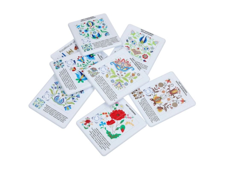 Zestaw puzzli z haftem kaszubskim, styl wdzydzki, 15 kostek o wymiarach 7,5 x 9 cm, produkt edukacyjny.
