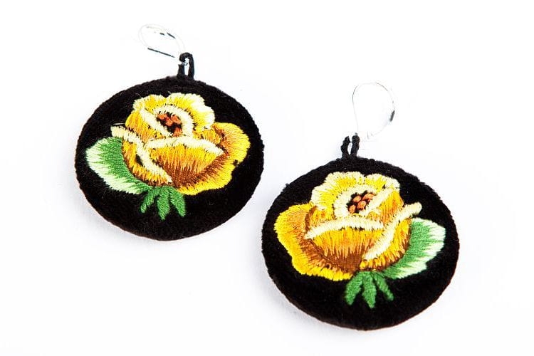 Kolczyki_haftowane_lowickie_z_zolta_roza
