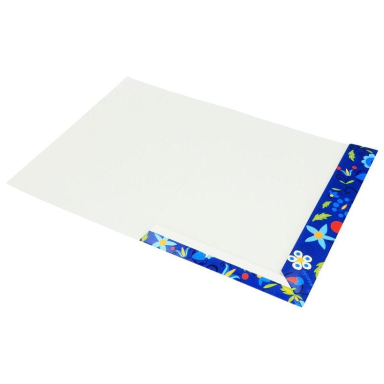 Teczka A4 z ludowym wzorem kaszubskim, zamykana na gumkę, z miejscem na wizytówkę.