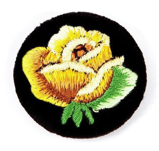 Przypinka-z-haftem-lowickim-z-zolta-roza.jpg