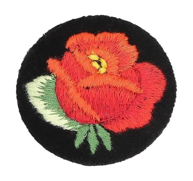Przypinka-z-haftem-lowickim-z-czerwona-roza-na-czarnym-tle-broszka