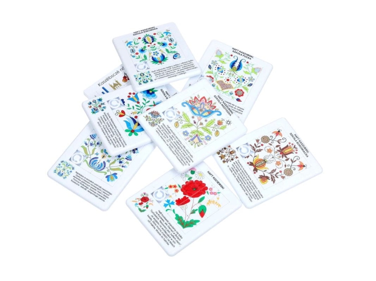 Układanka z motywem haftu kaszubskiego szkoły puckiej – 15 kolorowych kostek z ludowym wzorem na jasnym tle.