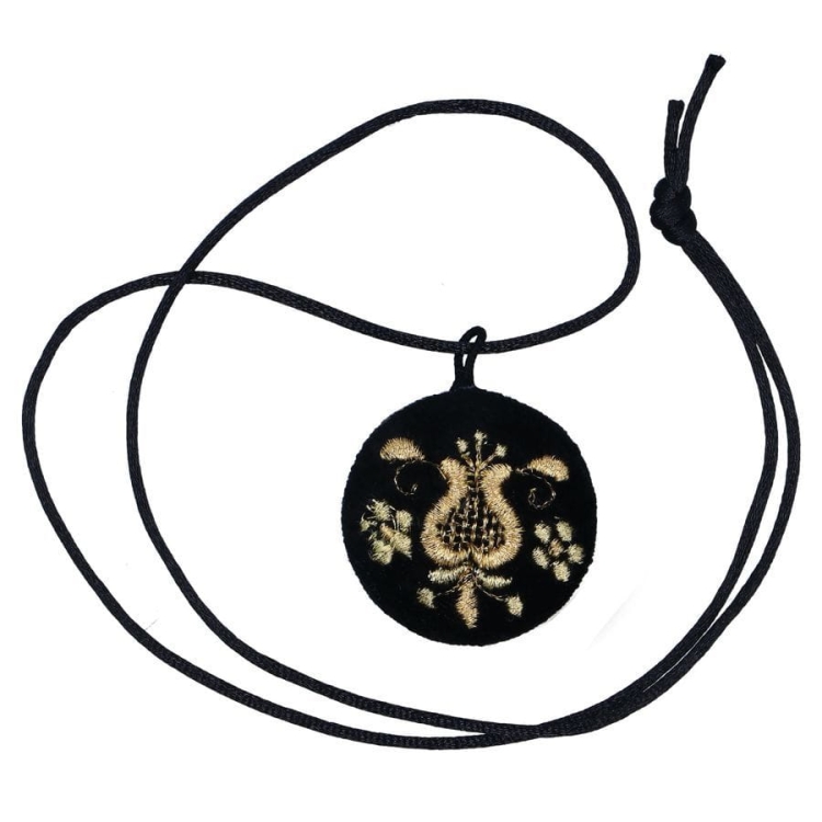 Haftowany wisiorek kaszubski z tradycyjnym wzorem złotniczym, rękodzieło, okrągła zawieszka ze sznurkiem 55 cm.