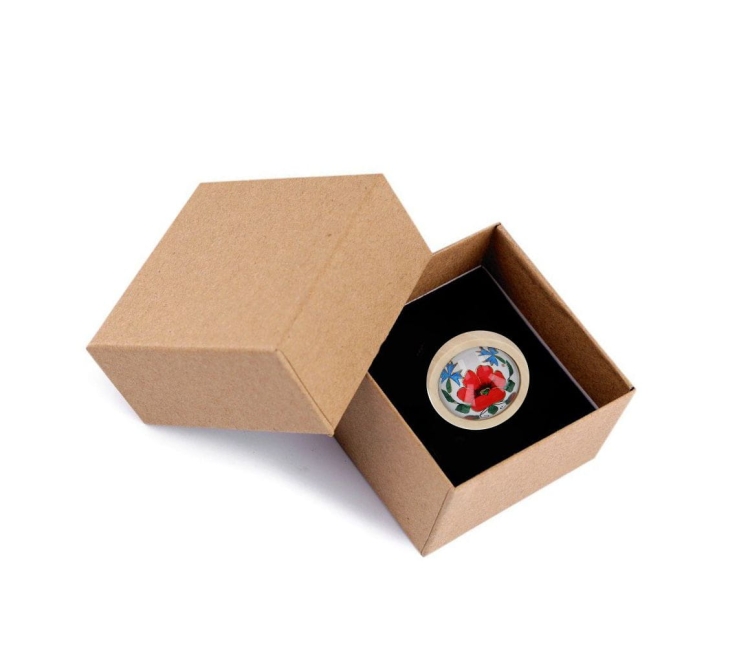 Wisiorek kociewski – drewniana oprawa, niealergiczny metal, motyw kwiatowy pod szklanym oczkiem, opakowany na prezent.