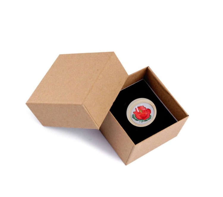 Kolorowy wisiorek folkowy z motywem kwiatów z Łowicza, drewniana oprawa, szklane oczko, w pudełku prezentowym.