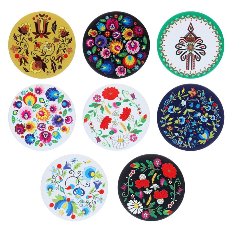 Folkowy magnes z motywem kaszubskim – wypukły, barwny, wyrazisty. Świetny dodatek do kuchni lub pamiątka z Polski. Średnica: 7,5 cm.