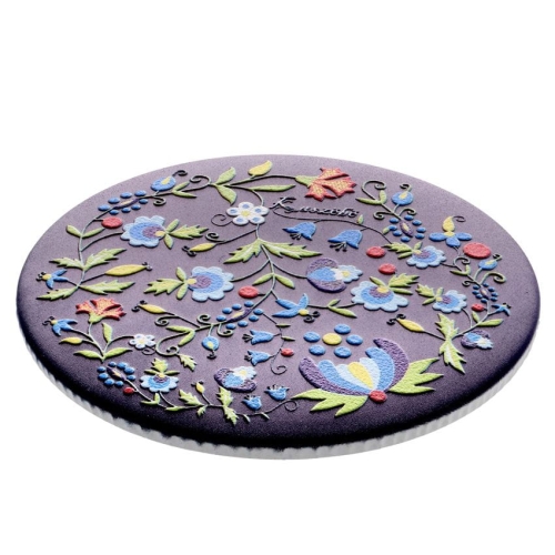 Unikatowy magnes z kaszubskim haftem w formie wypukłego reliefu. Połączenie ludowej tradycji z nowoczesnym wykonaniem. Idealny do folkowej kolekcji!