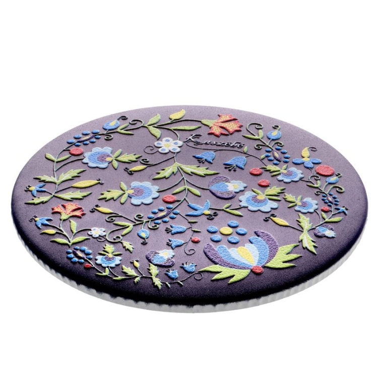 Unikatowy magnes z kaszubskim haftem w formie wypukłego reliefu. Połączenie ludowej tradycji z nowoczesnym wykonaniem. Idealny do folkowej kolekcji!