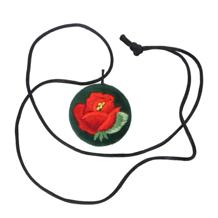 Wisiorek_haftowany_lowicki_z_czerwona_roza_na_zielonym_tle