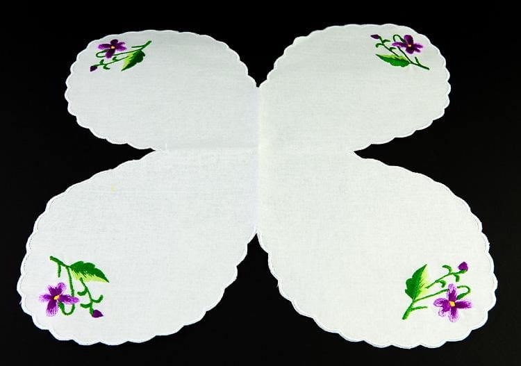 Serwetka-haftowana-biała-w-fioletowe-fiołki