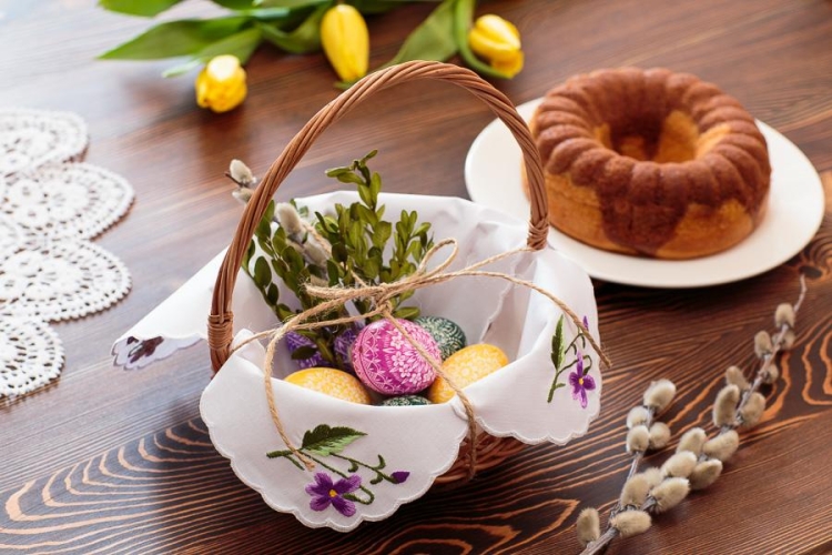 Serwetka-haftowana-biała-w-fioletowe-fiołki