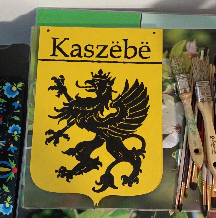 Herb drewniany gryf kaszubski5.jpg