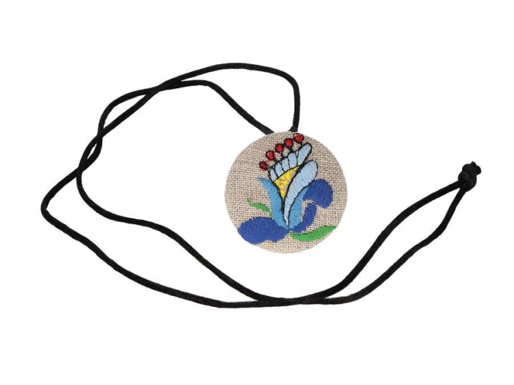 Haftowana zawieszka z motywem kaszubskim – etniczny akcent do stylizacji