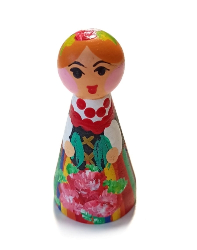 Ręcznie malowana drewniana laleczka w kolorowej, paskowanej spódnicy, inspirowana polskim folklorem