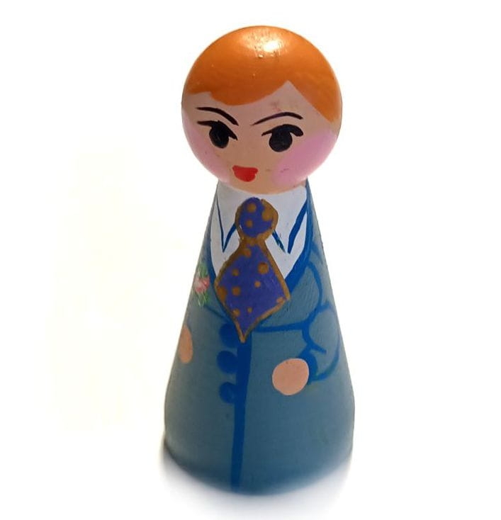 Drewniana laleczka folk ludowy - chłopiec w szarym fraku.jpg