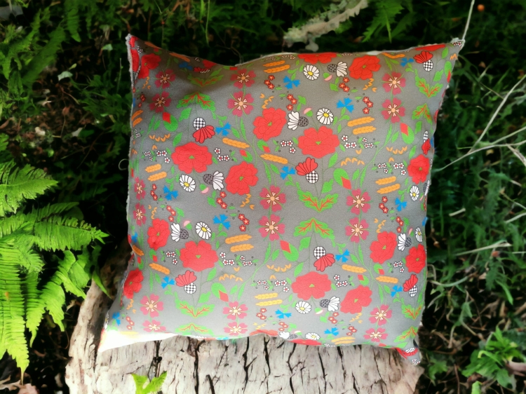 Poduszka dekoracyjna z haftem kociewskim jasnoszara1.jpg