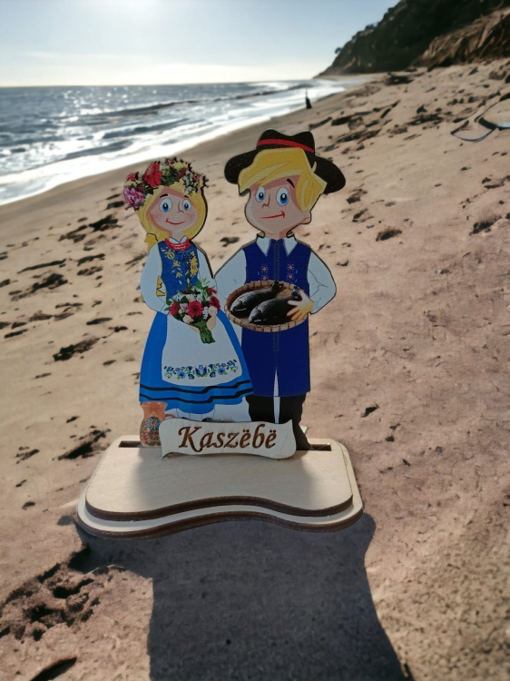 Drewniana para kaszubska na podstawce4.jpg