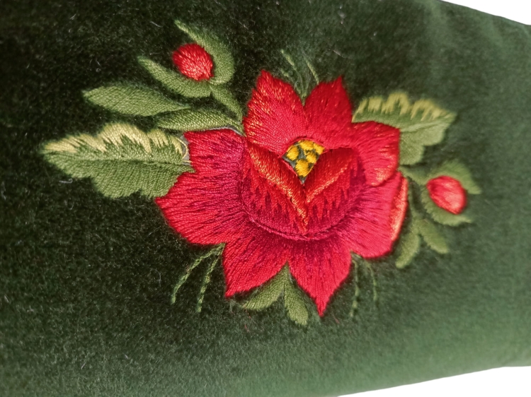 Etui-na-okulary-kosmetyczka-folk-haft-lowicki-czerwona-roza-zielone