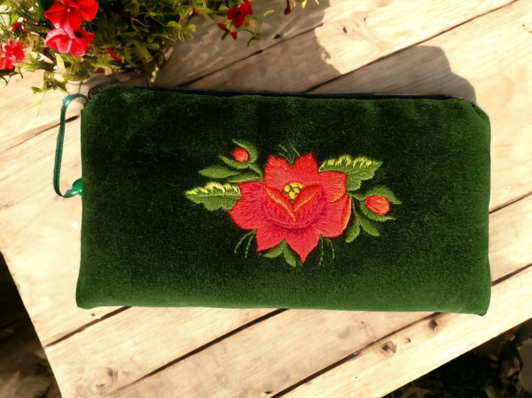 Etui-na-okulary-kosmetyczka-folk-haft-lowicki-czerwona-roza-zielone