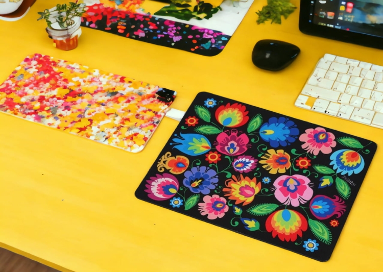 czarna-podkladka-z-motywem-haftu-lowickiego