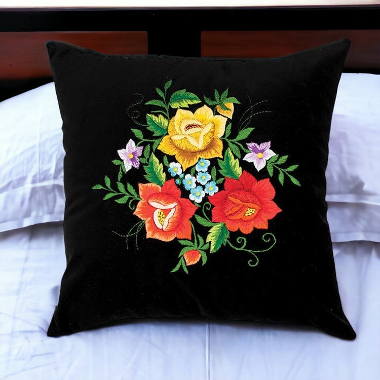 Poduszka-z-haftem-lowickim-35x35-cm-roze-kolorowe-w-bukiecie.jpg