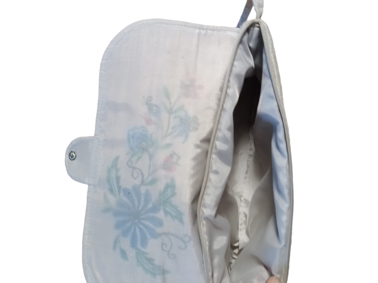 Torebka, kopertówka haftowana na ramię, lniana ze wzorem kaszubskim (30x17cm)4.jpg