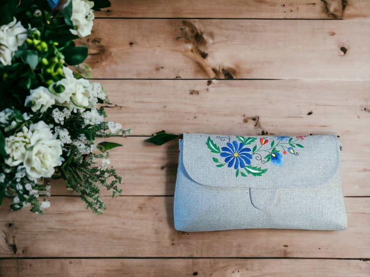 Torebka, kopertówka haftowana na ramię, lniana ze wzorem kaszubskim (30x17cm)5.jpg