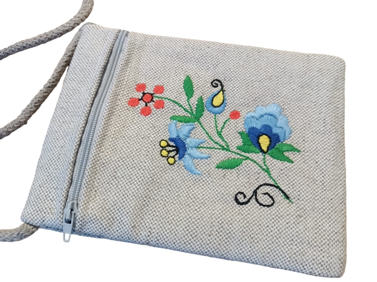 Paszportówka haftowana na szyję - lniana ze wzorem kaszubskim2.jpg