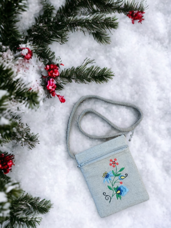 Paszportówka haftowana na szyję - lniana ze wzorem kaszubskim3.jpg