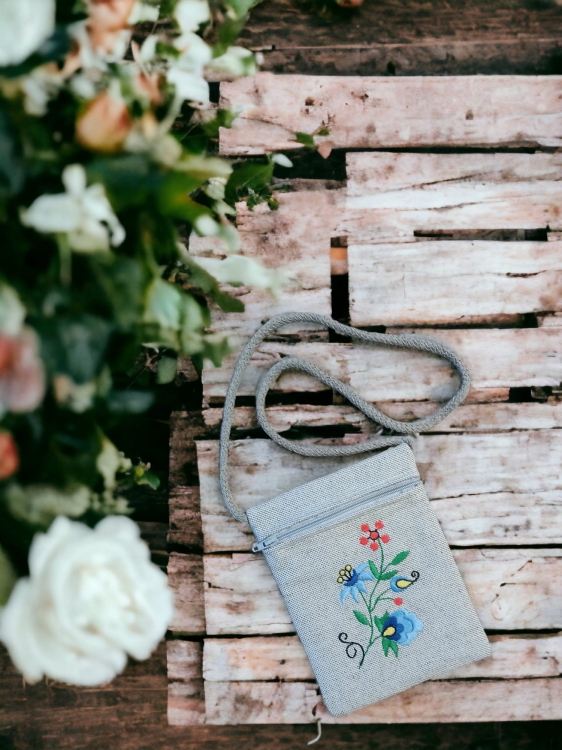 Paszportówka haftowana na szyję - lniana ze wzorem kaszubskim5.jpg